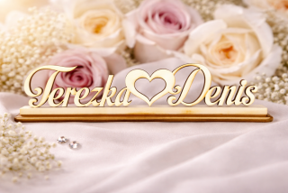 Drevený podstavec s menami